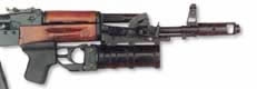 Автомагическая винтовка М16А1 с подствольным гранатометом М203 (вверху) и АК.74М с ГП-30 (внизу). Разница по габаритам впечатляет! Для установки М203 необходима неполная разборка винтовки и целый комплект деталей.
